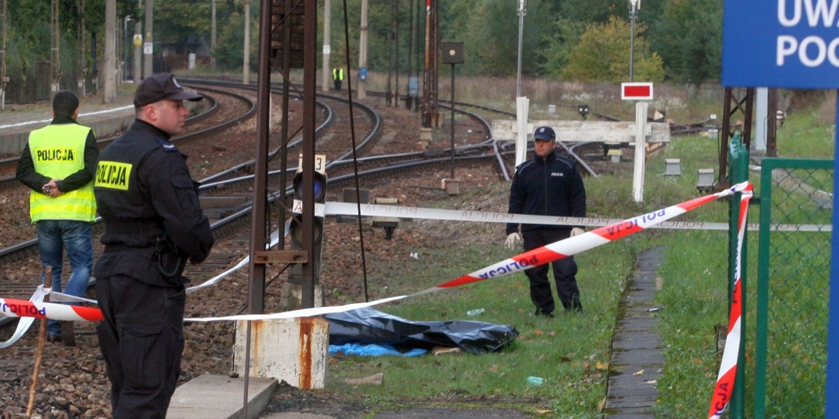 Wyskoczyła z pociągu pospiesznego.