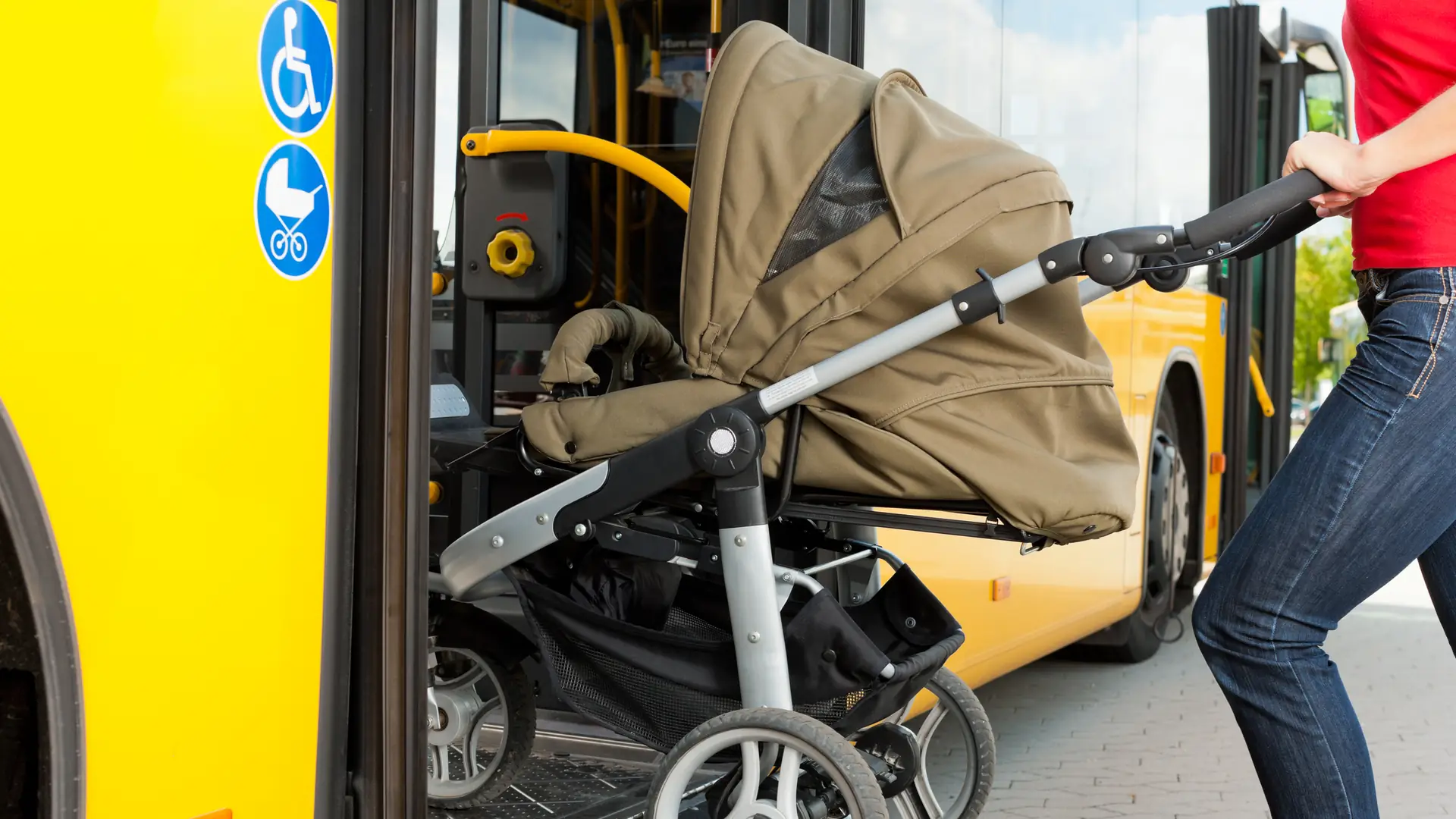 Kierowca autobusu obraża kobietę z wózkiem. "Z jakiej wsi przyjechałaś? Lepiej siedź u siebie jak nie umiesz jeździć"