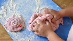 Masa solna: Jak zrobić? Wystarczą 3 składniki i pomysł na zajęcie dla dziecka gotowy