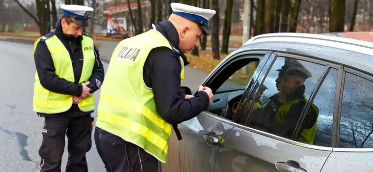 Policjanci sprawdzają, czy w autach są dwie obowiązkowe rzeczy