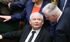 'Der Spiegel' o taktyce PiS: Podporządkował sobie radio i telewizję, zaatakował TK