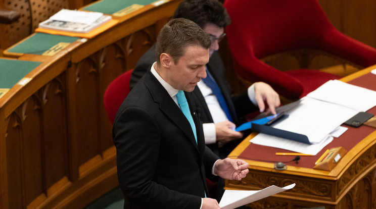 Menczer Tamás bejelentése szerint, a Fidesz-KDNP is összeszedte az aláírásokat az EP választásokhoz / Fotó: Zsolnai Péter /