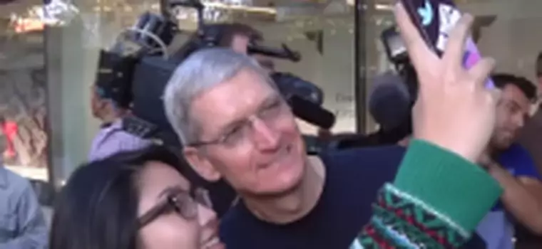 Tim Cook przed sklepem w kolejce po iPhone'a