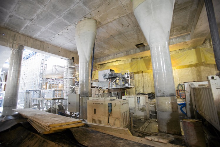 Według dziennika budowy II linii metra na stacji Rondo Daszyńskiego wykonano już m. in. 80 proc. ścianek peronu. Wciąż trwają prace nad wyjściami ze stacji.