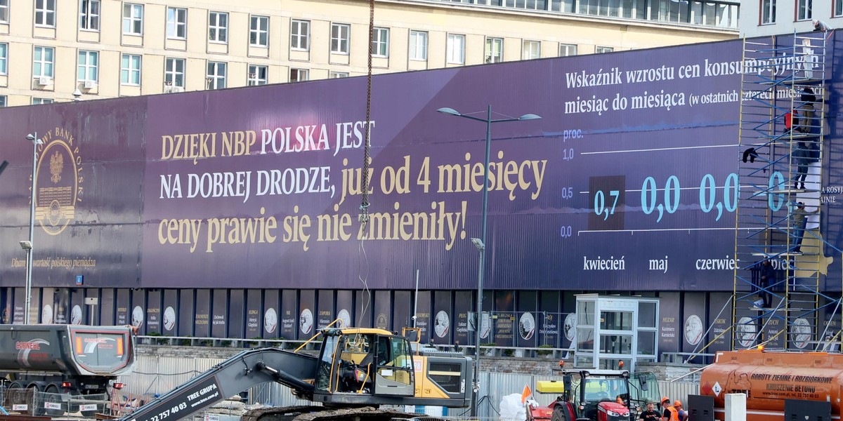  Narodowy Bank Polski próbuje przekonać Polaków, że problem z drożyzną jest już za nami. 