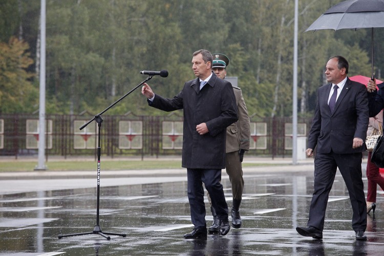 Minister administracji i cyfryzacji Andrzej Halicki podczas uroczystego otwarcia obiektów przejścia granicznego z Białorusią w Połowcach