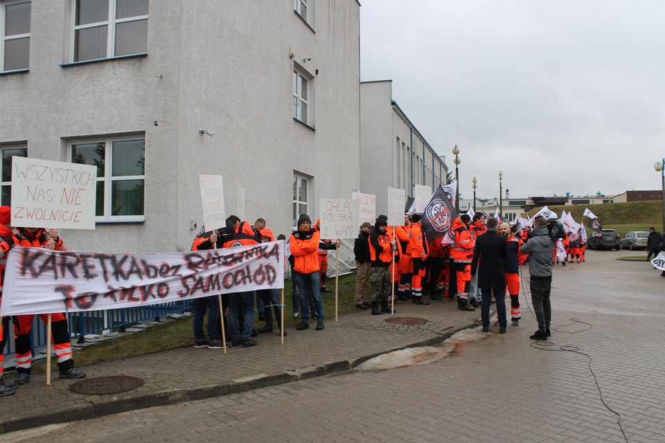 Protest ratowników medycznych w Kielcach. Bronili zwolnionych kolegów - Wiadomości