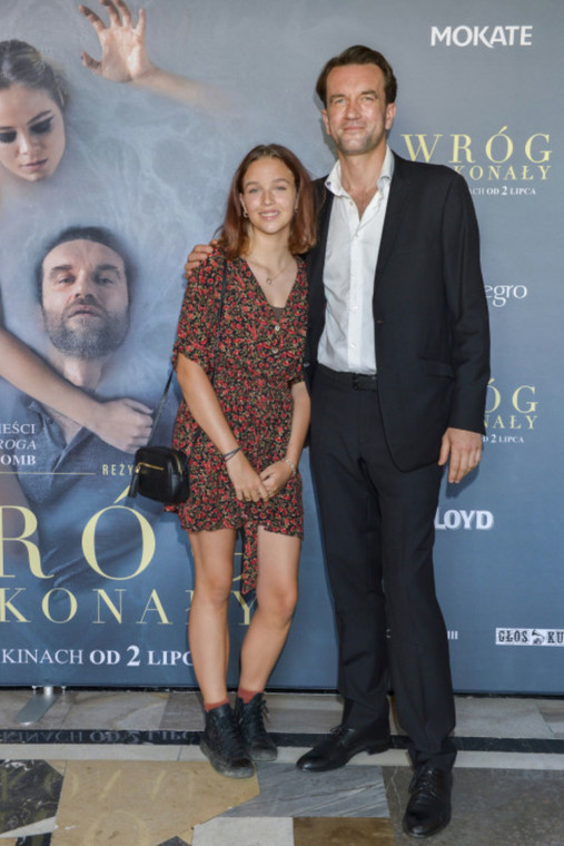 Córka Tomasza Kota na premierze filmu "Wróg doskonały"
