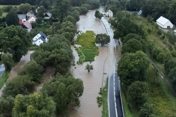 Dramatyczna noc w Kłodzku. Woda wdziera się do kamienic