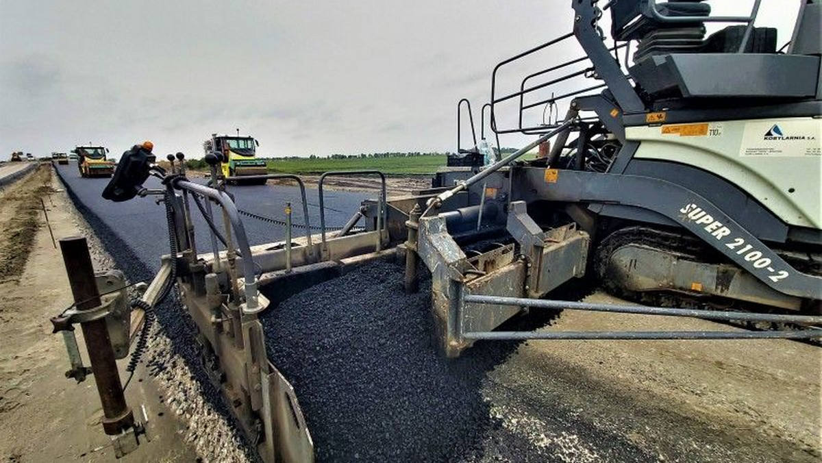 Podpisano umowę na budowę węzła przesiadkowego Głębokie w Szczecinie. Wykonawca, firma Strabag, ma 24 miesiące na realizację przedsięwzięcia. W ramach inwestycji wartej prawie 66 mln zł powstanie m.in. nowa pętla tramwajowo-autobusowa.