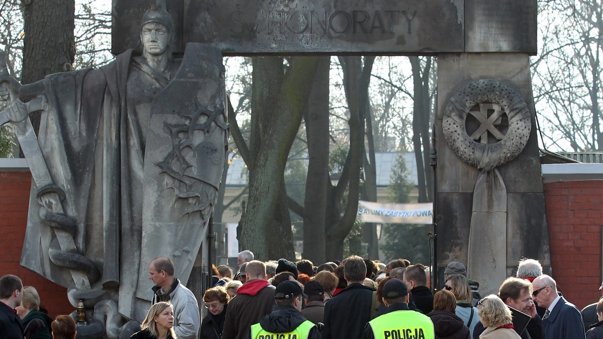 W tegorocznej 36. kweście "Ratujmy Zabytki Powązek" na najstarszej warszawskiej nekropolii na Powązkach zebrano ponad 230 tys. zł - poinformował wieczorem przewodniczący Komitetu Opieki nad Starymi Powązkami Marcin Święcicki.