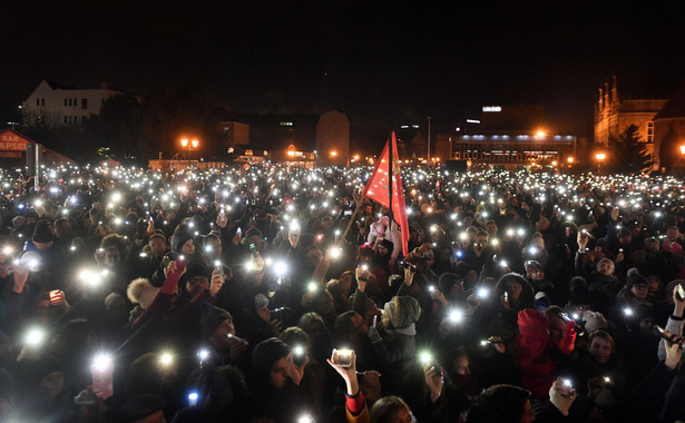 "Światełko dla Pawła przeciw agresji i nienawiści". Ponad tysiąc osób oddało hołd zamordowanemu prezydentowi Gdańska