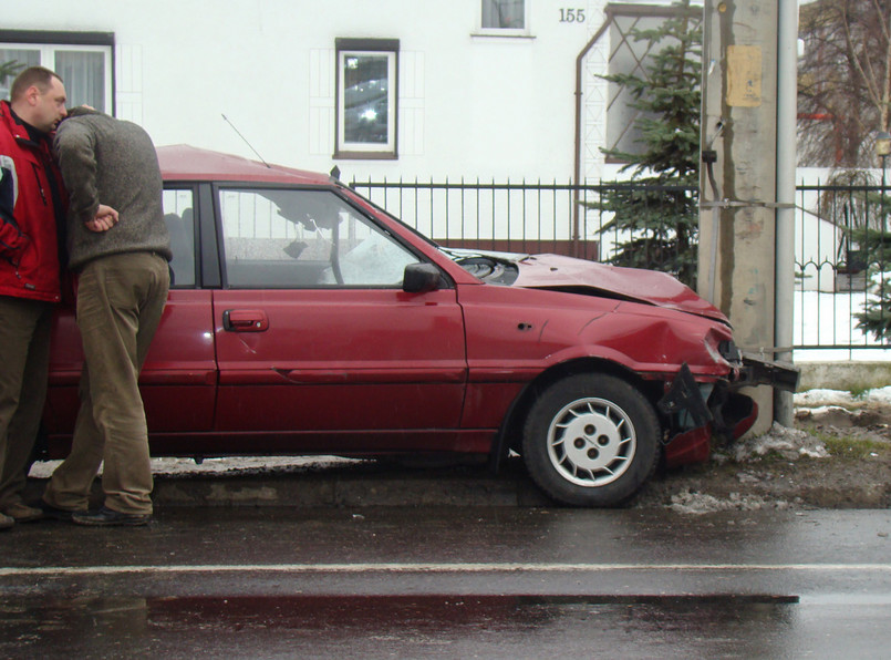 Auto po staranowaniu kolarzy uderzyło w drzewo