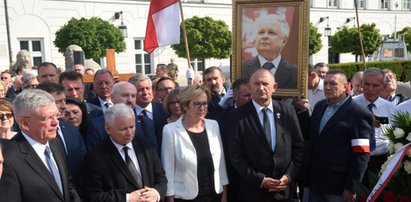 Polacy o miesięcznicy i protestach. Wymowny sondaż