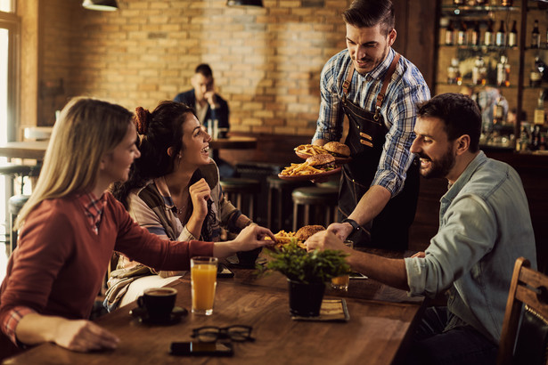 Od 1 lipca restauracje w całej Unii Europejskiej, również w Polsce, będą musiały dostarczać klientom opakowania wielokrotnego użytku zgodnie z dyrektywą SUP (Single Use Plastic)