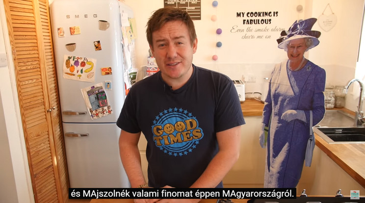 A videón magyar édességeket majszol a blogger /Fotó: Youtube