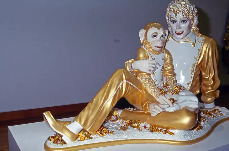 Michael Jackson i Bubbles - rzeźba Jeffa Koonsa Fot. Wolfgang Kuhn/United Archives via Getty Images