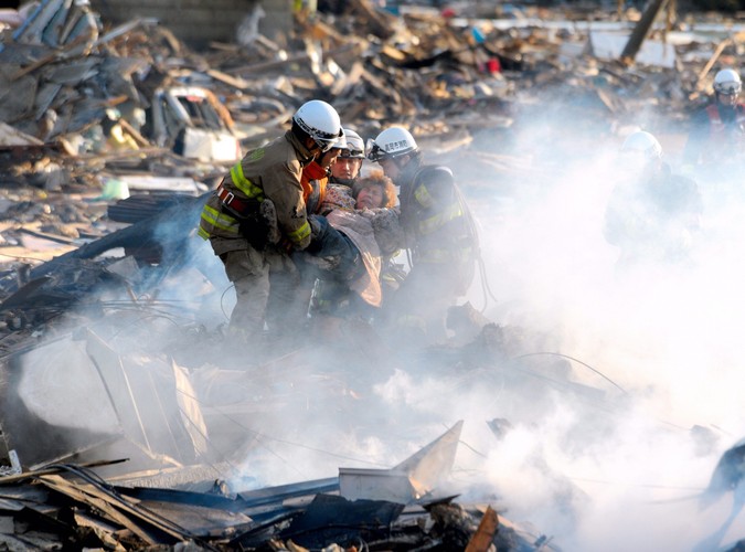 Strażacy ratują mieszkańców Natori w prefekturze Miyagi
