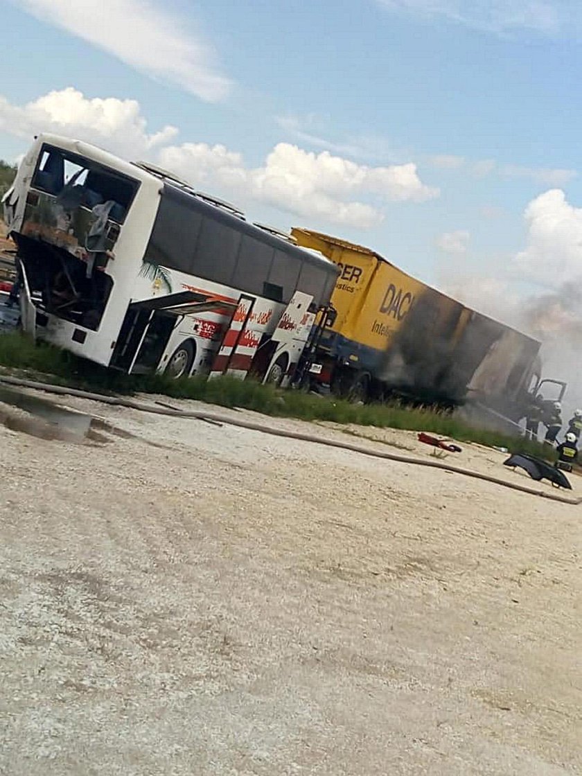 Zderzenie autokaru i dwóch ciężarówek