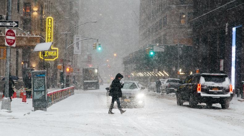 epa06416674 - USA WEATHER WINTER STORM (Winter storm in New York)