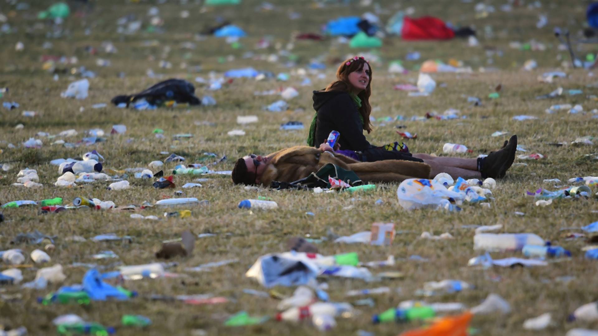 Festival Glastonbury ohlásil zákaz plastových fliaš. Za 5 dní sa ich tu predal až milión
