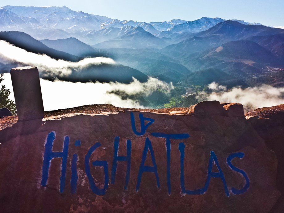 Ośnieżone szczyty pasma gór Atlas Wysoki z najwyższym szczytem Maroka - Toubkal 4118 m. Piękne zielone doliny, w które wkradają się chmury i zalewają je w całości białym puchem