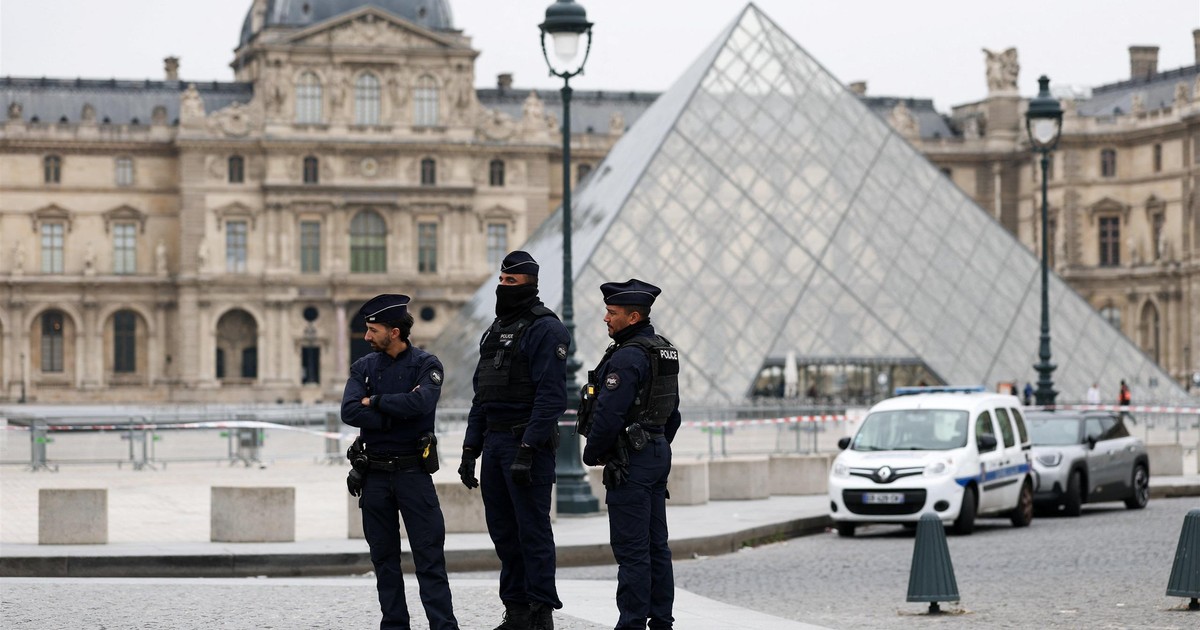 Popłoch w Paryżu. Musieli nagle zamknąć Luwr. Wydano pilny komunikat