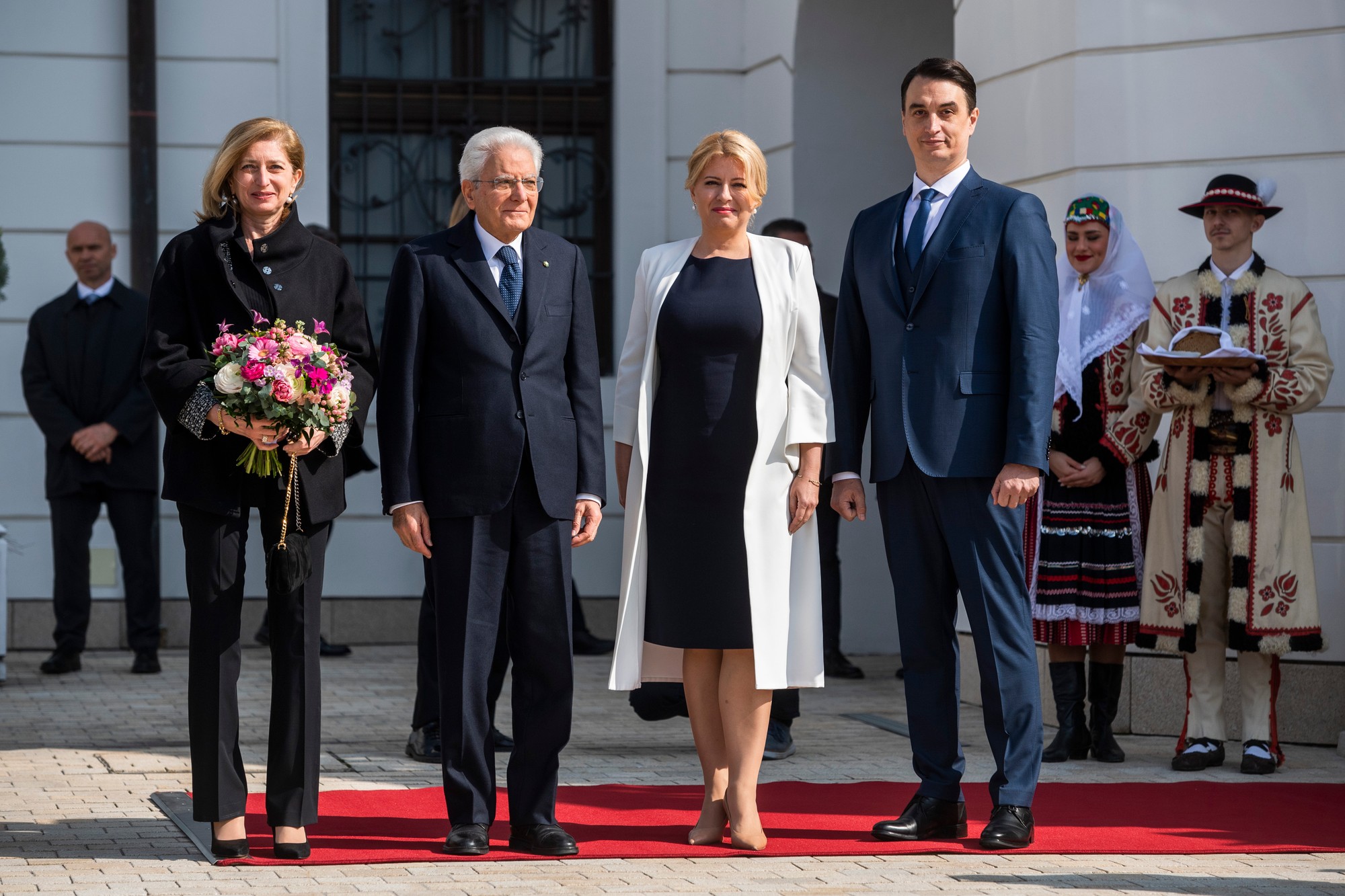 Sergio Mattarella (druhý zľava), jeho dcéra Laura Mattarella (vľavo), slovenská prezidentka Zuzana Čaputová (druhá sprava) a jej partner Juraj Rizman.
