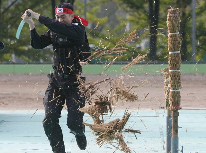 Południowokoreańscy policjanci przygotowują się do szczytu G20 w Seulu.