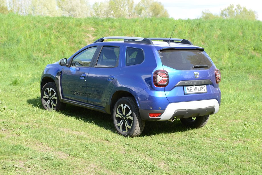 Dacia Duster znakomicie spełnia rolę, jaką przewidziano dla samochodu - przewiezie pasażeró z punktu A do B w komfortowych warunkach. Bez trudu poradzi sobie też z polną drogą.