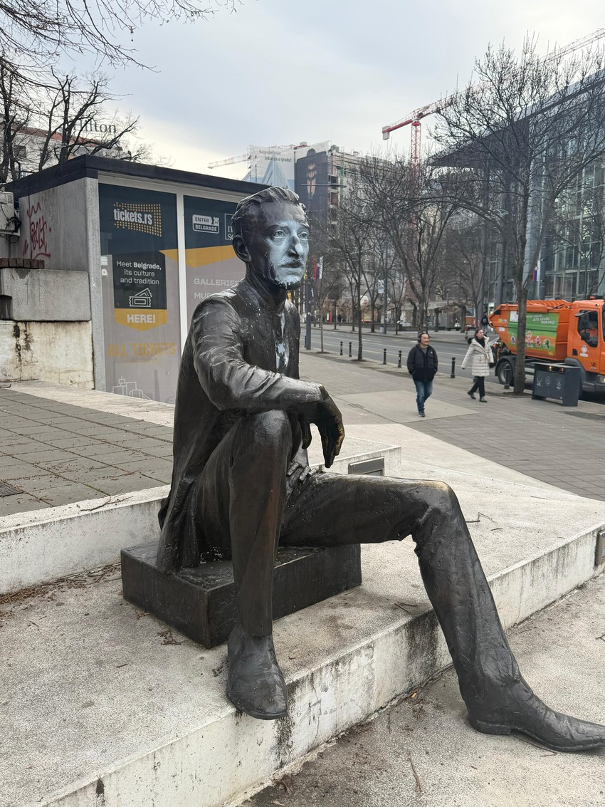 Oskrnavljen spomenik Borislavu Pekiću 