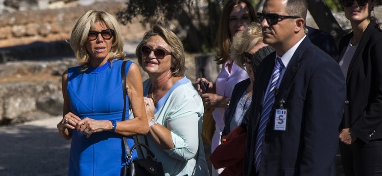 "Nie da się na to patrzeć"... Internauci ostro o odsłoniętych "sflaczałych" ramionach Brigitte Macron. FOTO