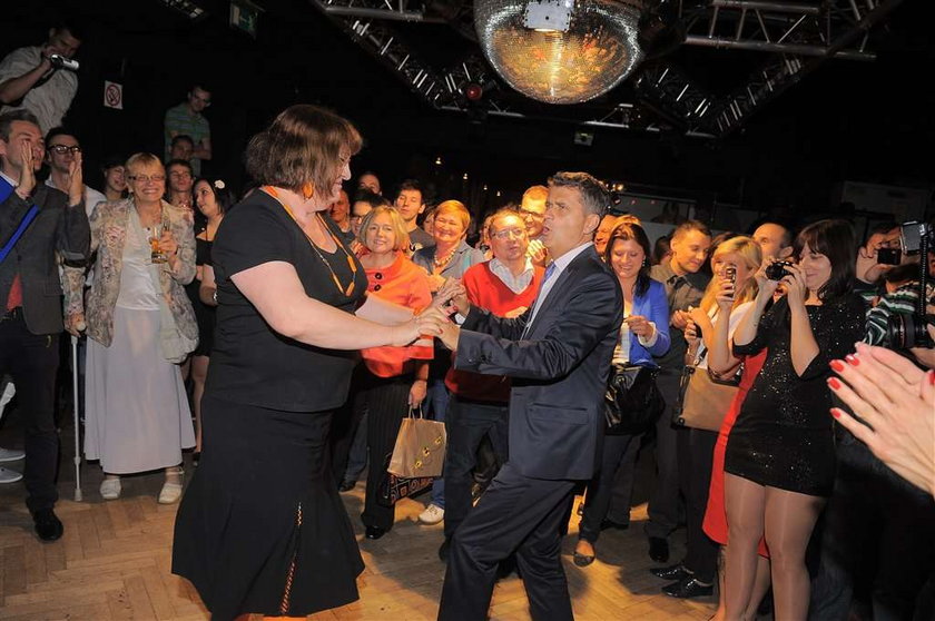 Palikot tańczy z transseksualistką. Foto