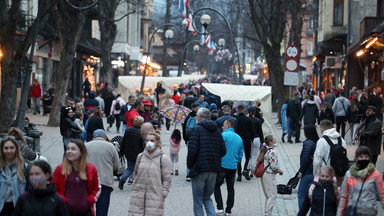 Tłumy turystów w górach, ale nie ma kto ich obsługiwać. Wszędzie wiszą oferty pracy