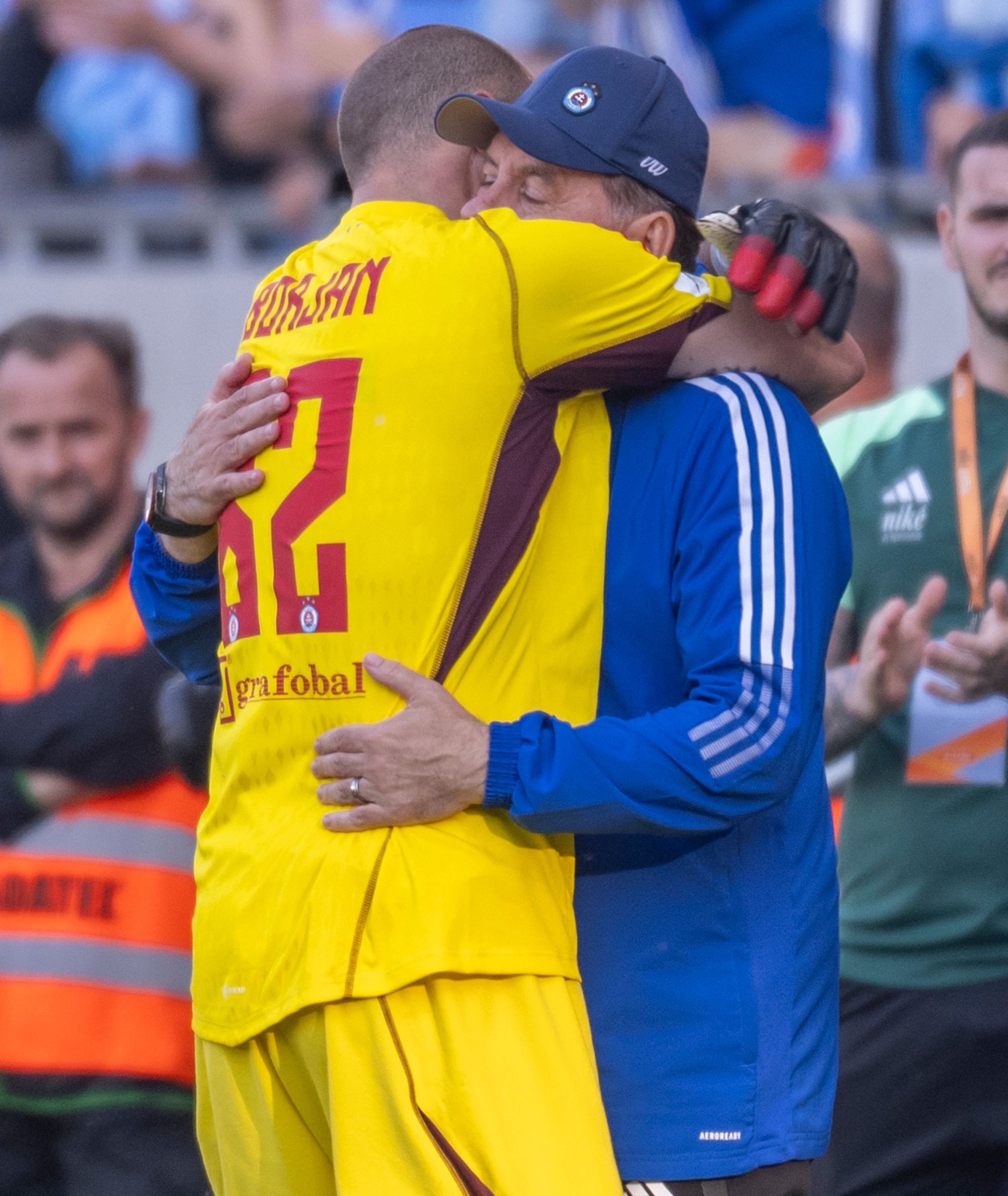 Vľavo brankár Milan Borjan (Slovan) a vpravo tréner ŠK Slovan Bratislava Vladimír Weiss st.