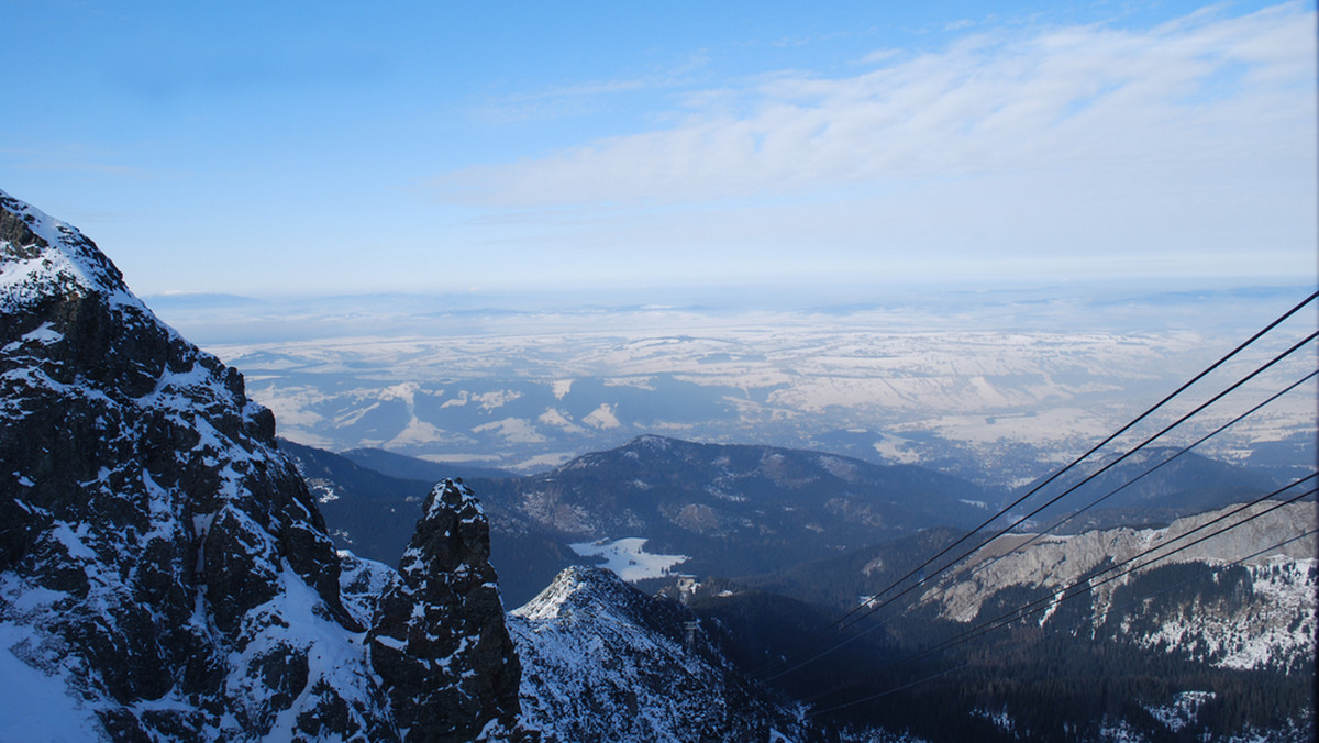 Po intensywnych opadach śniegu, jakie wystąpiły w Tatrach w nocy z wtorku na środę, ratownicy TOPR ogłosili trzeci, znaczny stopień zagrożenia lawinowego. Odradzają wszelkie wyprawy w wysokie partie gór.