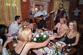 Na svadbi bez mesa GOSTI OSTALI GLADNI I ŽEDNI: Zabezeknuto gledali u tanjir, a jedan mladin potez je bio VRHUNAC BAHATOSTI