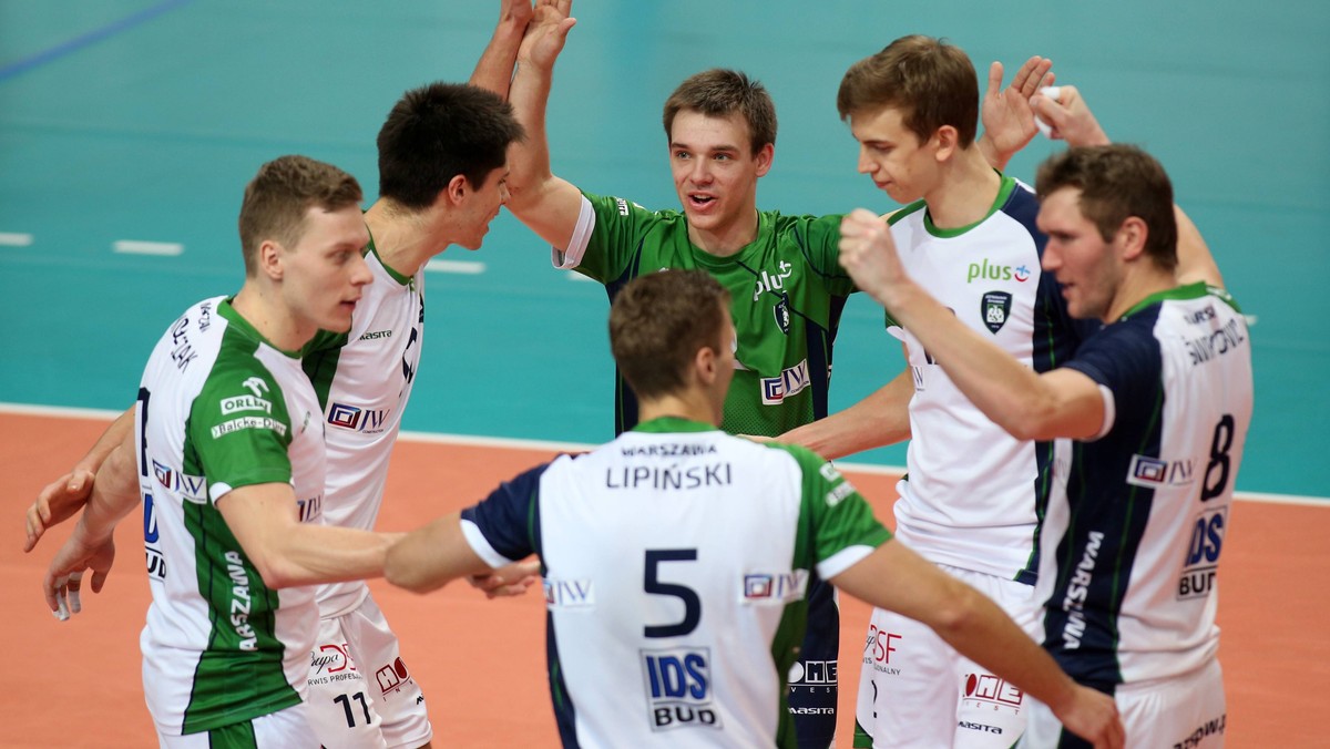 AZS Politechnika Warszawska w efektowny sposób ograła we własnej hali Indykpol AZS Olsztyn 3:0 (25:15, 25:11, 25:18) w drugim meczu fazy play off PlusLigi i zagra z Cerrad Czarnymi Radom o miejsca 5-12. w rozgrywkach. Akademickie derby pokazały, że Inżynierowie są lepszą ekipą od olsztynian.