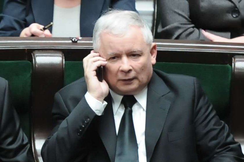 Kaczyński rozmawiał przez telefon na expose