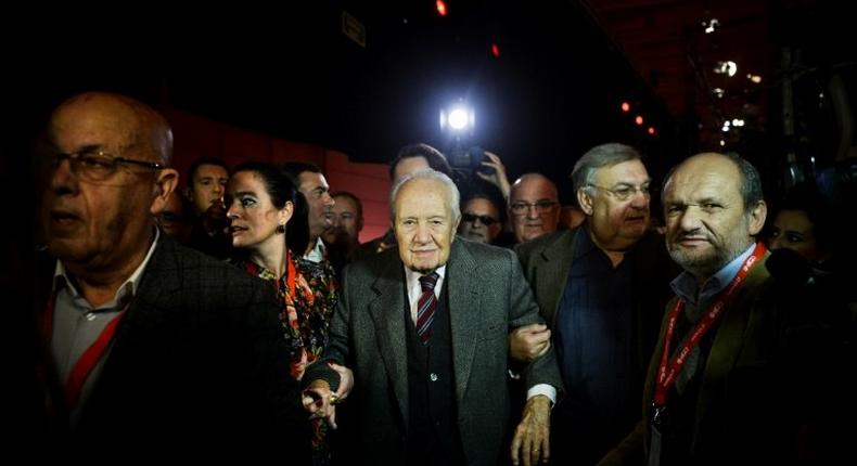 Former Portuguese President Mario Soares (C) was a towering figure in Portuguese politics for decades, having served as foreign minister, prime minister and as president from 1986 to 1996