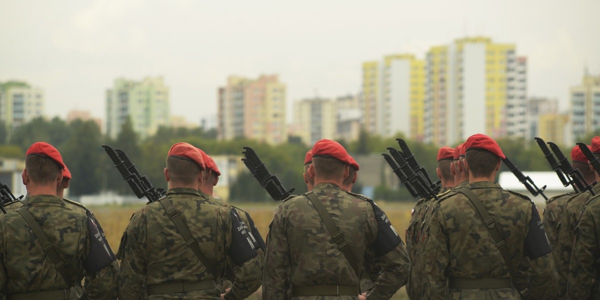 Najmniej zarabiający żołnierze otrzymają największe podwyżki w 2019 roku - zapowiedział szef MON. Jak wyjaśnił, ma to m.in. zachęcić młodych ludzi do wstępowania do wojska