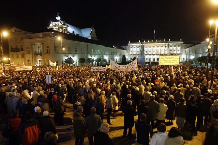 Był krzyż, teraz są dwa krzyże i obraz