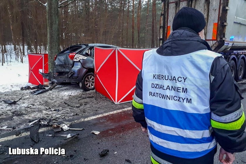 Na miejscu śmiertelnego wypadku pracują policjanci oraz prokurator  