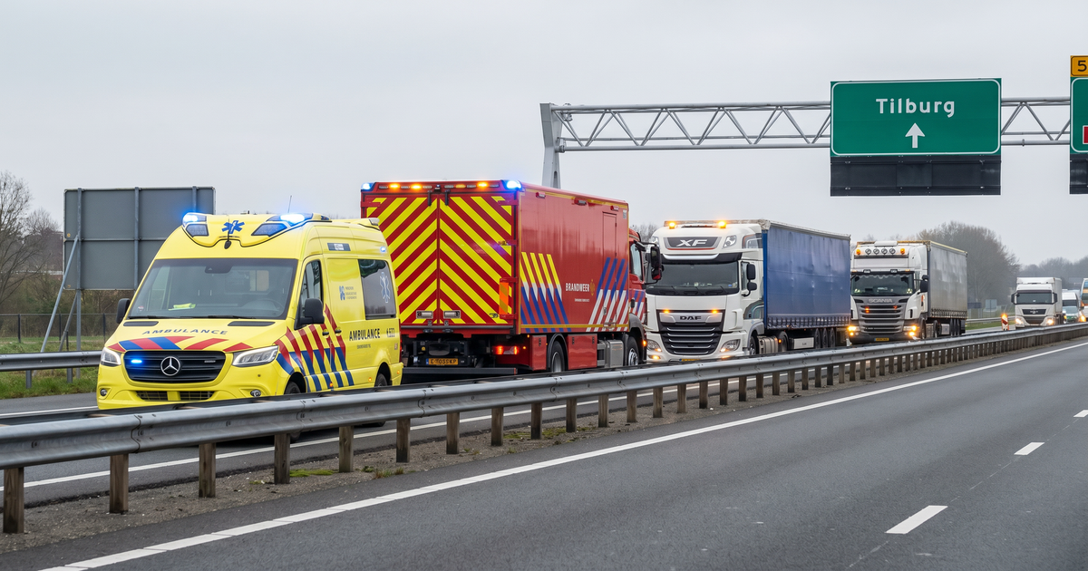 Vrachtwagenchauffeurs stoppen slingerende auto en redden onwel geworden vrouw