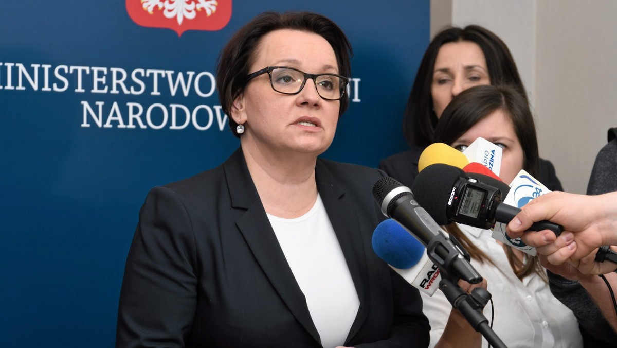 MEN szykuje kolejne zmiany od nowego roku szkolnego. Minister Anna Zalewska chce zniesienia testu dla szóstoklasistów oraz zmian w egzaminie maturalnym - informuje radio TOK FM. Co więcej, od przyszłego roku maturzyści będą mogli odwoływać się od wyniku egzaminu, jeżeli się z nim nie zgadzają, do specjalnego Kolegium Arbitrażu Egzaminacyjnego.