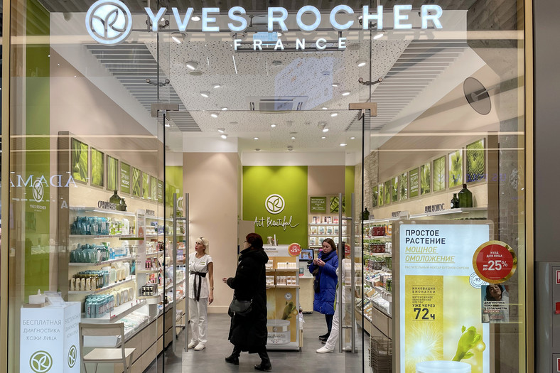 Klienci odwiedzają sklep Yves Rocher w centrum handlowym w Moskwie