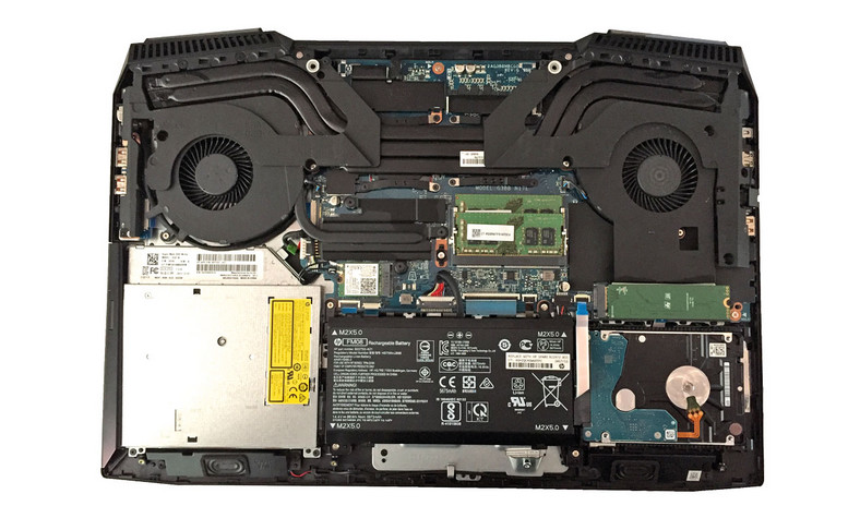 SSD i twardy dysk można zastąpić większymi modelami. W środku w dwóch slotach znajduje się pamięć operacyjna, a nad nią umiejscowiony jest akumulator. Rarytas: HP ma zamontowaną nagrywarkę DVD. Potężna jednostka chłodząca pokrywa procesor i kartę graficzną.