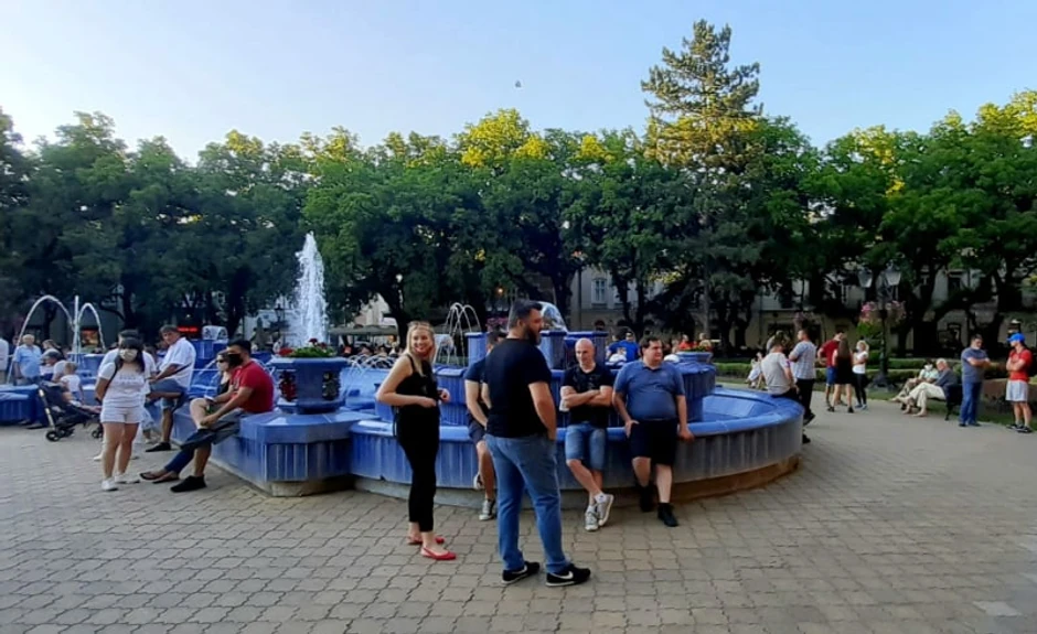 Subotičani okupljeni oko fontane