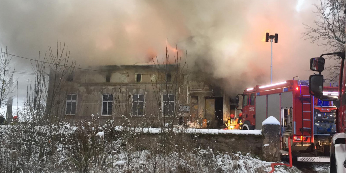 Płonący budynek w Ogartówku. Wygląda to strasznie. 