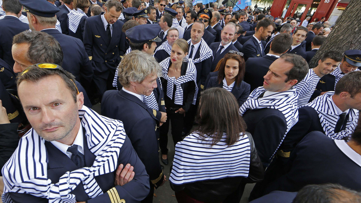 Strajkujący od ponad tygodnia piloci francuskich linii lotniczych Air France wyszli we wtorek na ulice, mimo nowych apeli rządu o zakończenie protestu.